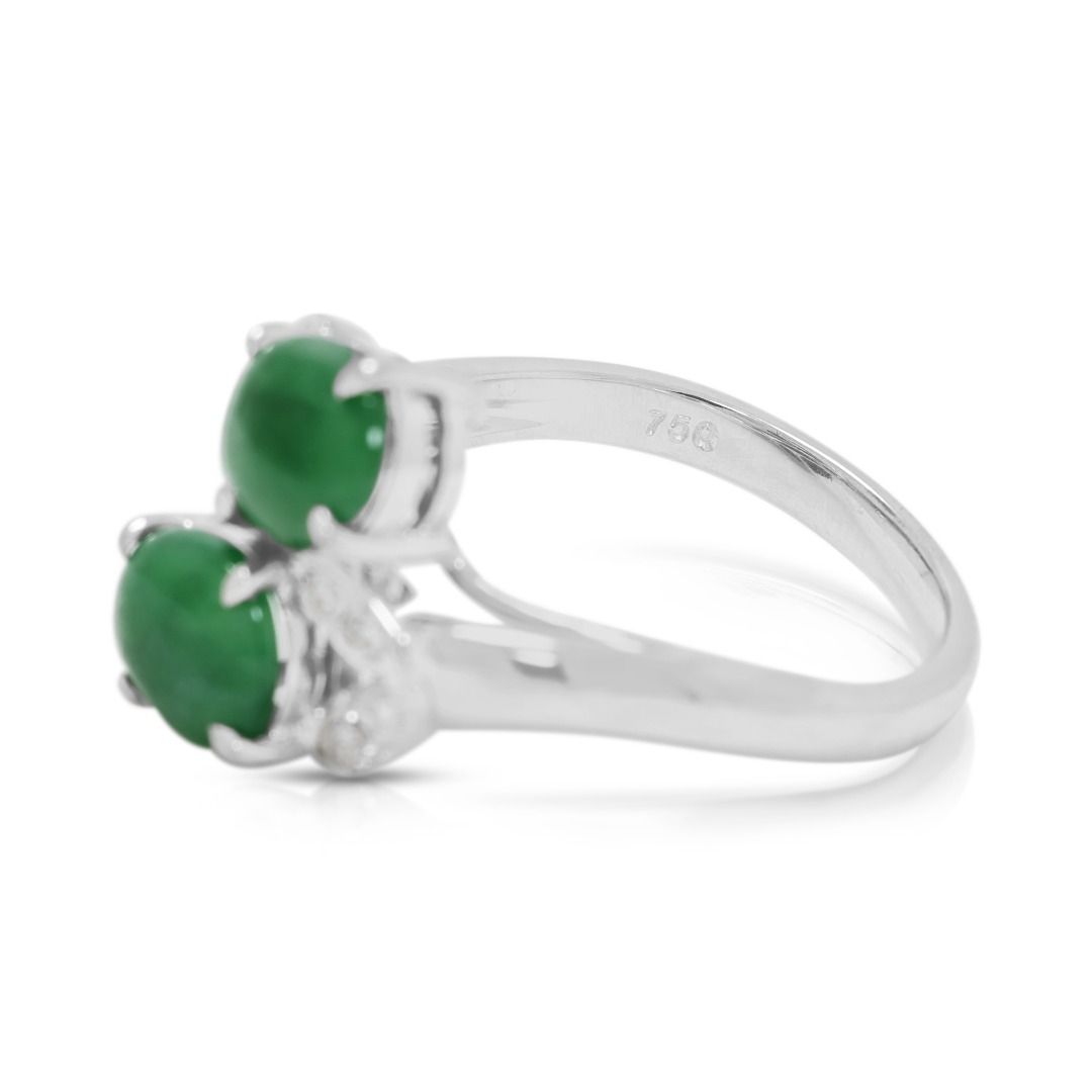 Fesselnder 2,5 Karat Jadeit-Cabochon mit 0,12 Karat natürlichem Diamant-Wickelring in 18K Weißgold (Neu)
