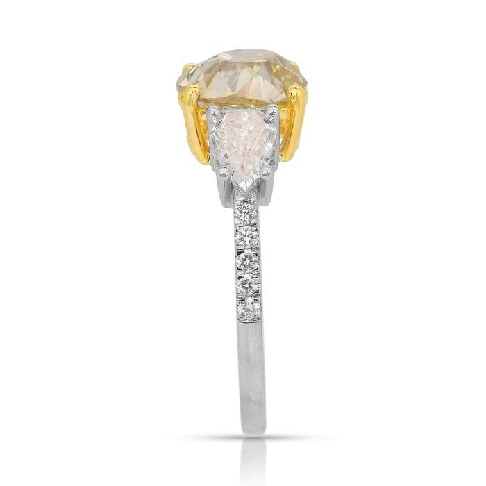 Captivating 3.26ct Diamonds 3-Stone Ring in 18k White & Yellow Gold
