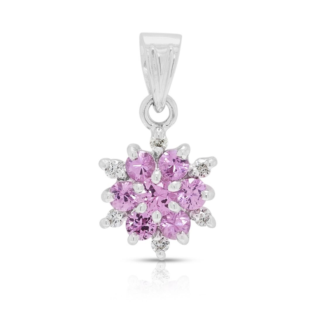 Bezaubernder Anhänger mit 0,20 Karat rosa Saphir und 0,06 Karat Diamanten im Blütencluster aus 18 Karat Weißgold (Neu)