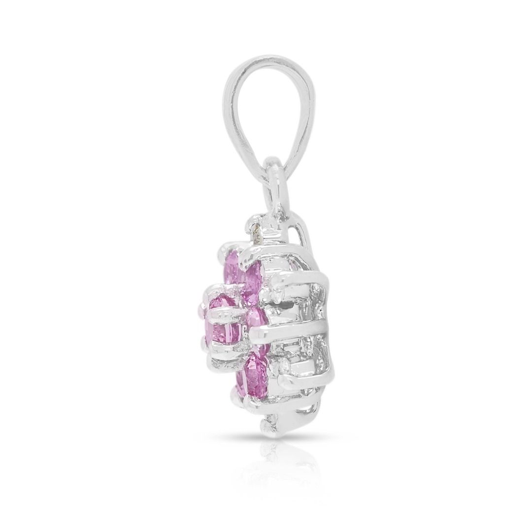 Bezaubernder Anhänger mit 0,20 Karat rosa Saphir und 0,06 Karat Diamanten im Blütencluster aus 18 Karat Weißgold (Neu)