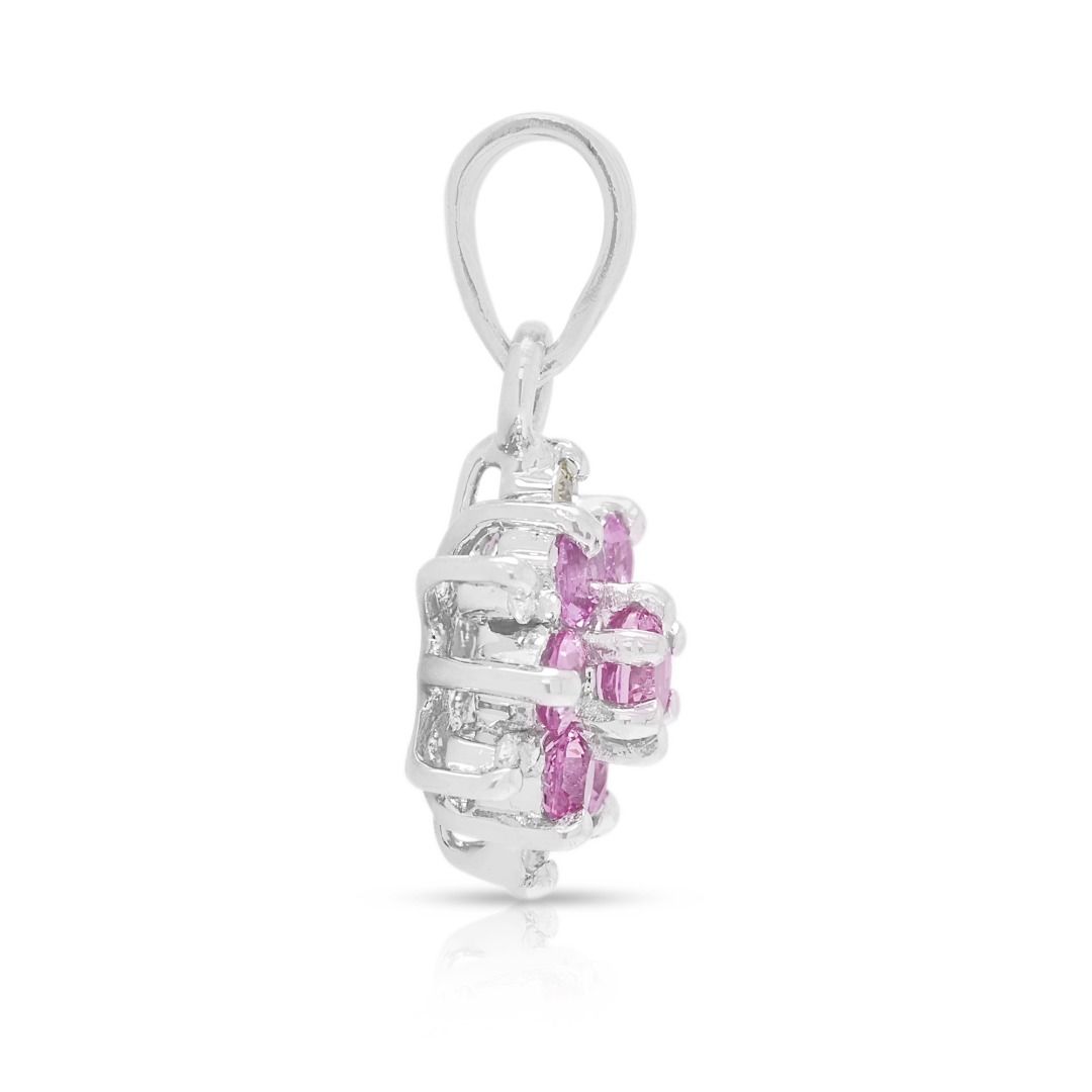 Bezaubernder Anhänger mit 0,20 Karat rosa Saphir und 0,06 Karat Diamanten im Blütencluster aus 18 Karat Weißgold (Neu)