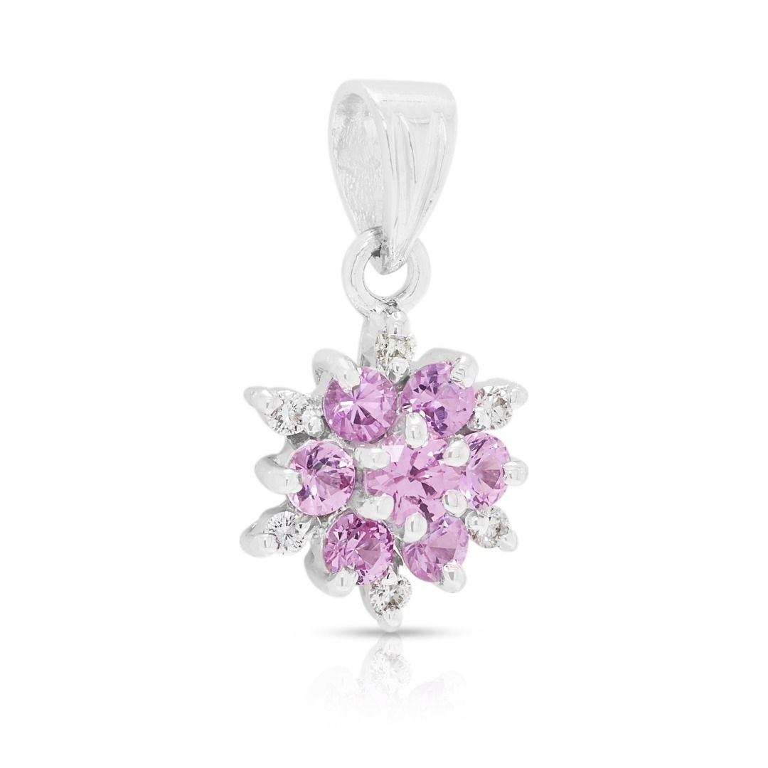 Bezaubernder Anhänger mit 0,20 Karat rosa Saphir und 0,06 Karat Diamanten im Blütencluster aus 18 Karat Weißgold (Neu)