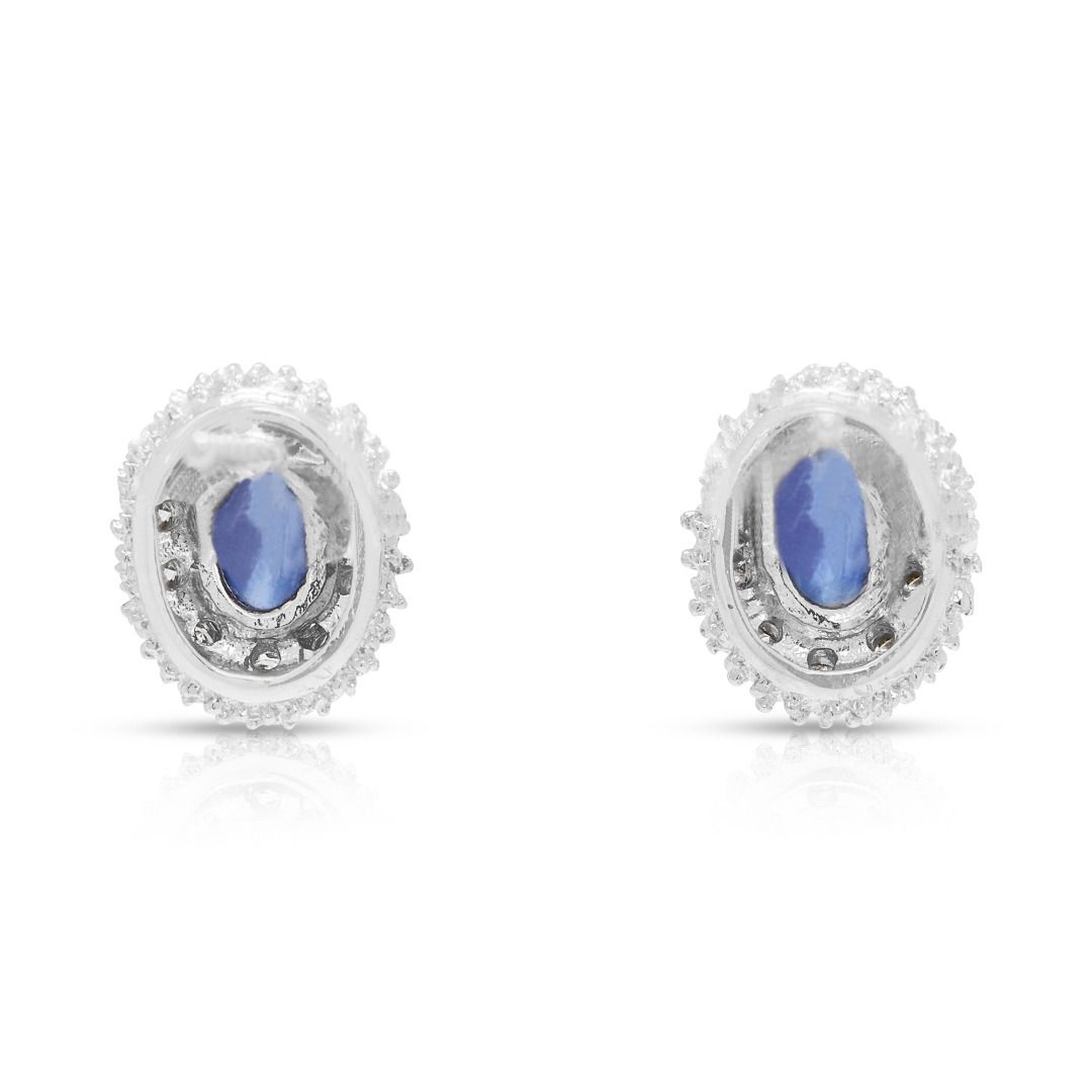 Klassische 1.00ct Cabochon Saphir und 0.10ct Natürliche Diamanten Halo Ohrstecker in 18K Weißgold