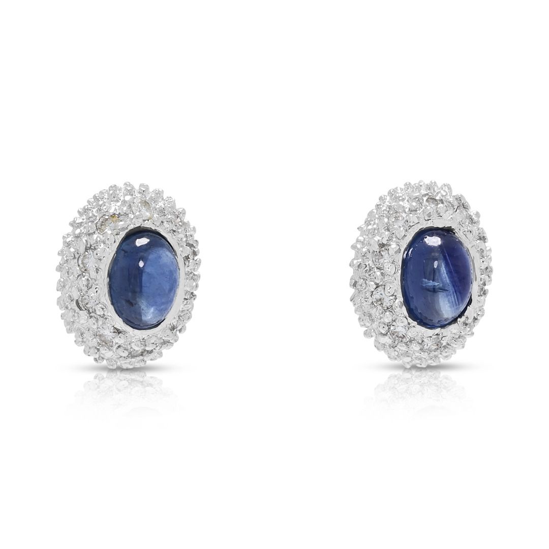 Klassische 1.00ct Cabochon Saphir und 0.10ct Natürliche Diamanten Halo Ohrstecker in 18K Weißgold