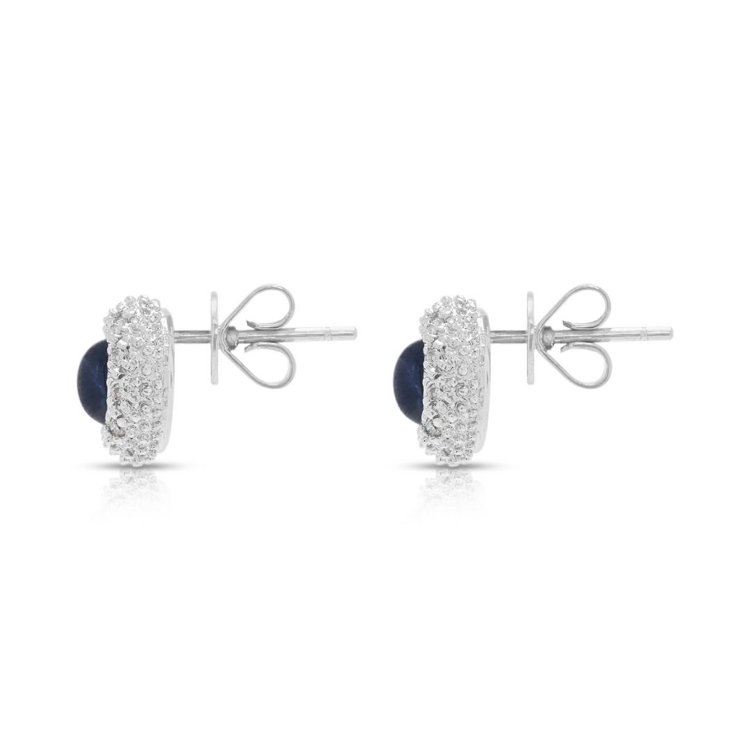 Klassische 1.00ct Cabochon Saphir und 0.10ct Natürliche Diamanten Halo Ohrstecker in 18K Weißgold