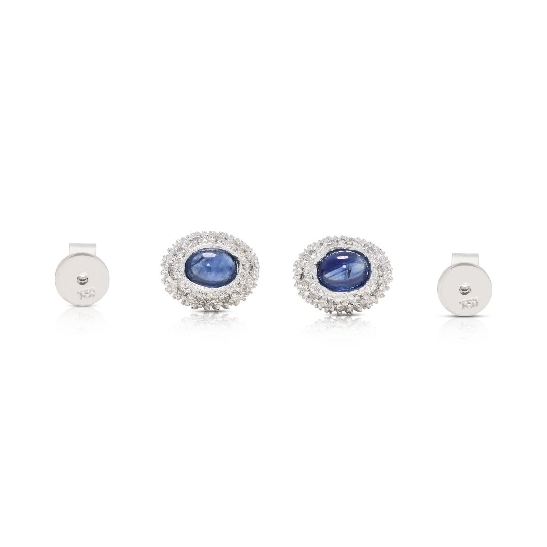 Klassische 1.00ct Cabochon Saphir und 0.10ct Natürliche Diamanten Halo Ohrstecker in 18K Weißgold