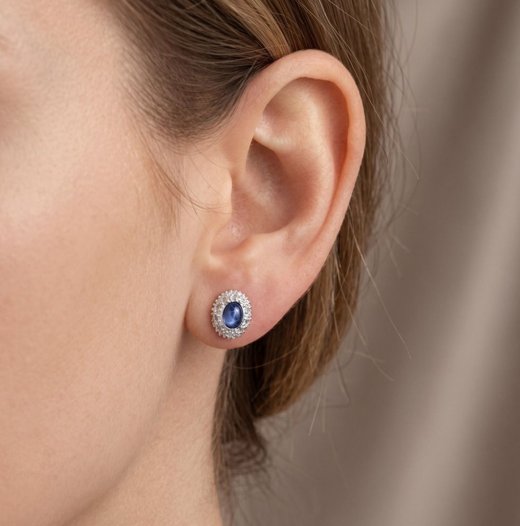 Klassische 1.00ct Cabochon Saphir und 0.10ct Natürliche Diamanten Halo Ohrstecker in 18K Weißgold