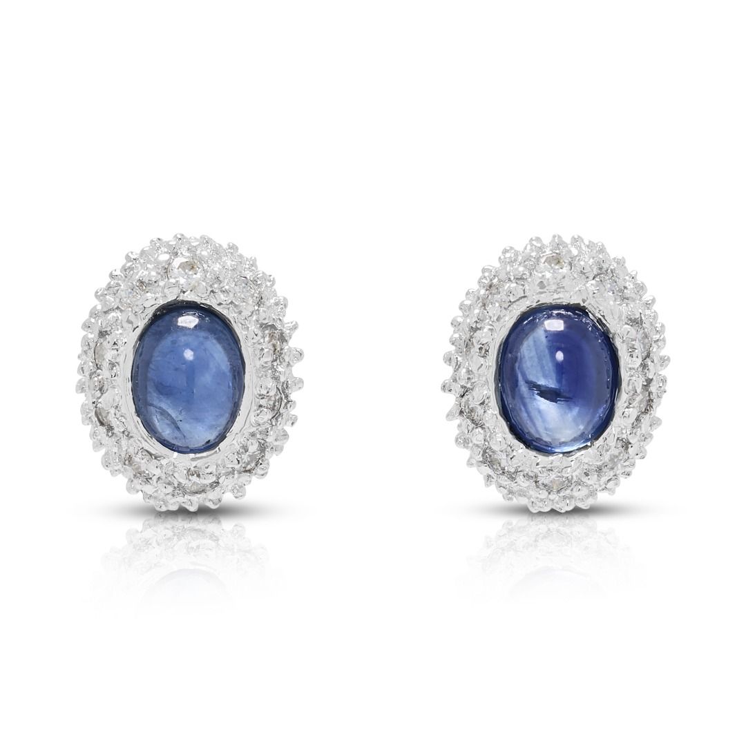 Klassische 1.00ct Cabochon Saphir und 0.10ct Natürliche Diamanten Halo Ohrstecker in 18K Weißgold
