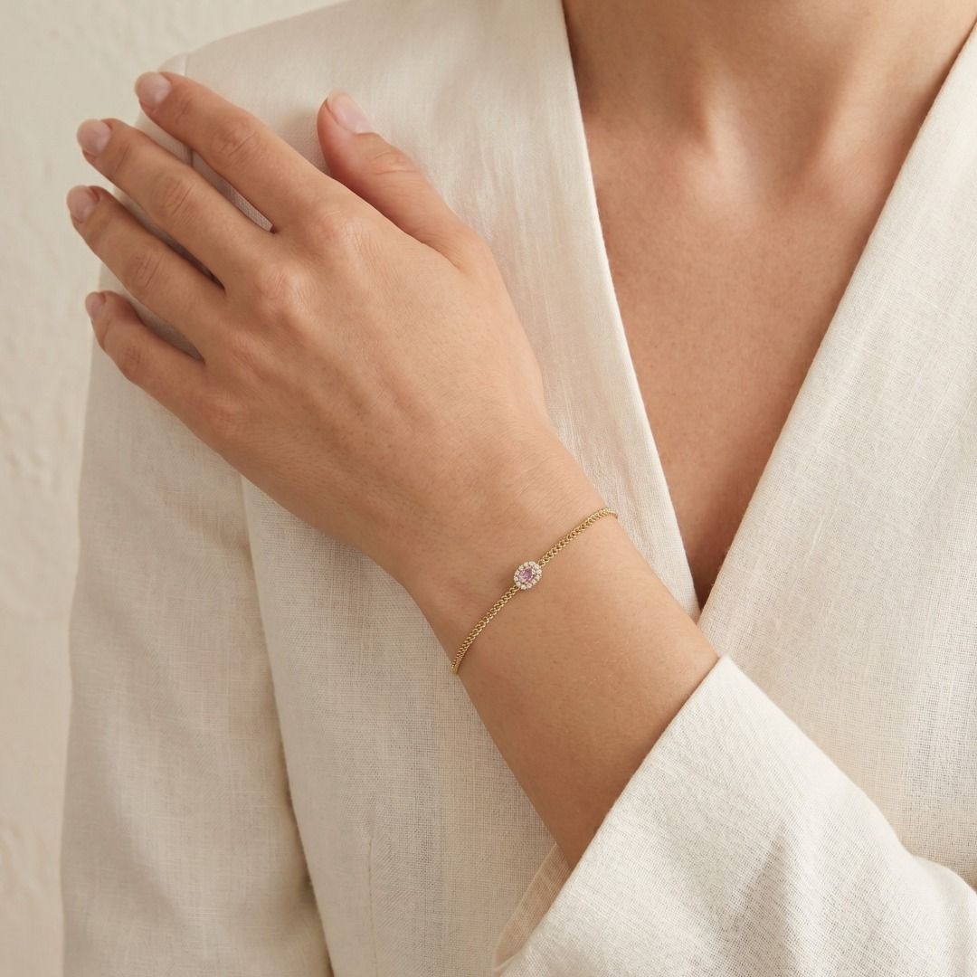 Zierliches Armband aus 18 Karat Gelbgold mit 0,2 Karat rosafarbenem Saphir und 0,050 Karat Diamant-Halo (Neu)