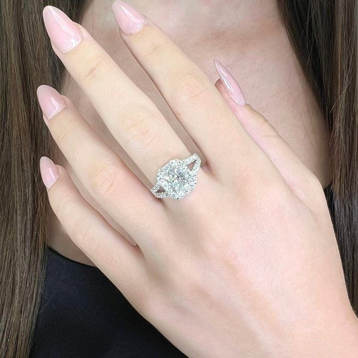 Dazzling 1.81ct Diamonds Halo Ring in 18k White Gold - IGI Certified