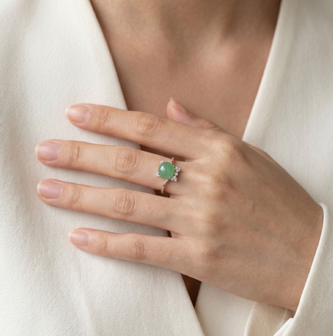 Zarter hellgrüner Jade-Cabochon-Ring mit 0,030 Karat natürlichen Diamanten in 18K Weißgold