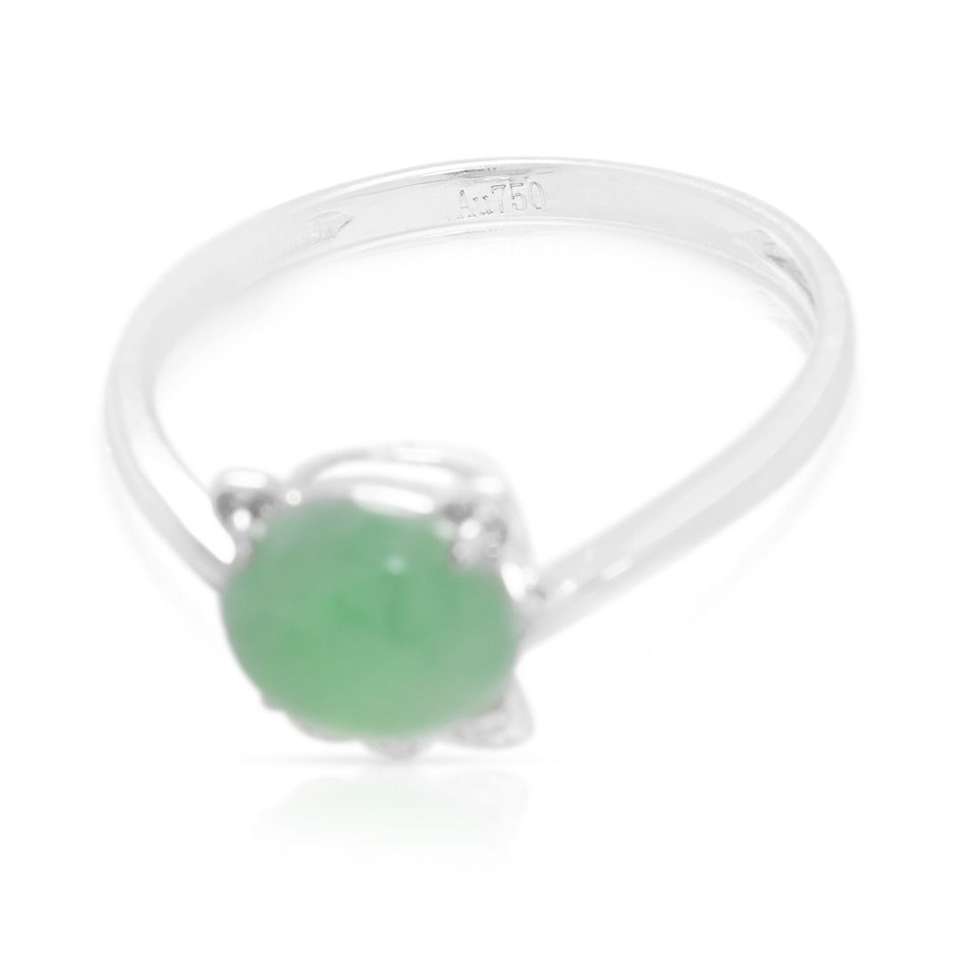 Zarter hellgrüner Jade-Cabochon-Ring mit 0,030 Karat natürlichen Diamanten in 18K Weißgold