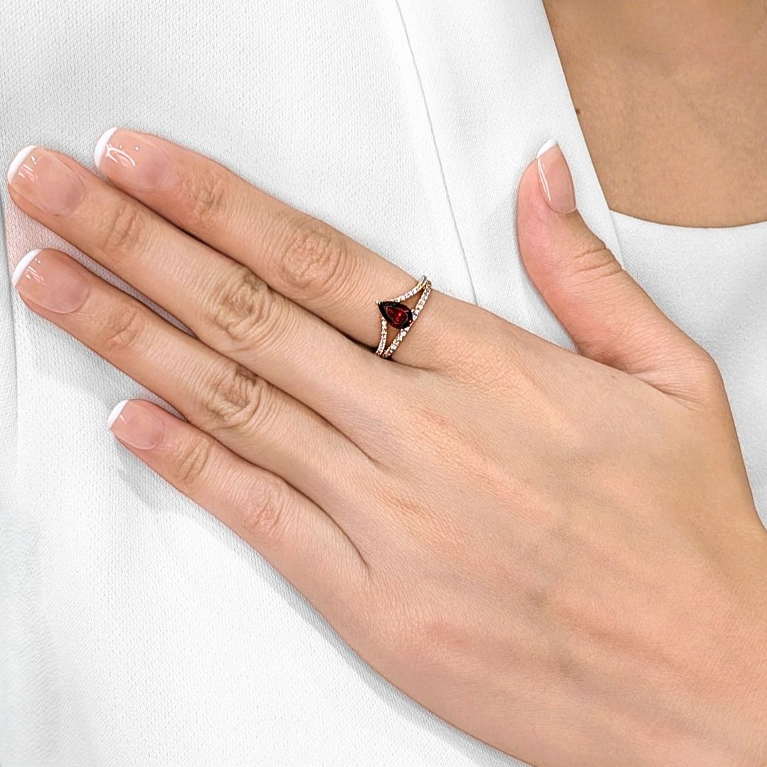 Elegant 1.215ct Gold Heart Garnet and Diamond V-Shaped 14k Rose Gold Ring