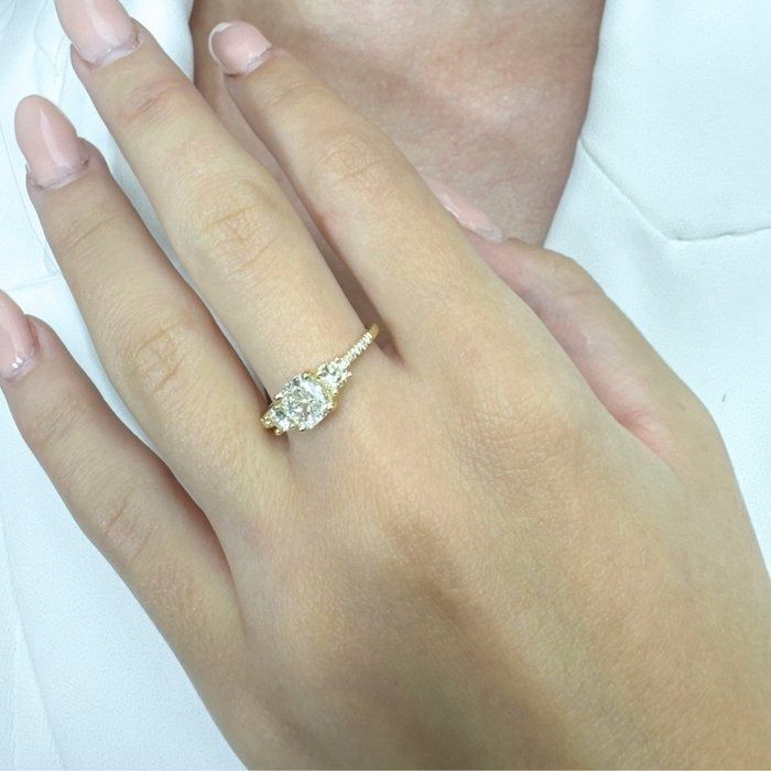 Elegant 1.28ct Diamonds 3-Stone Ring in 18k Yellow Gold - IGI Certified