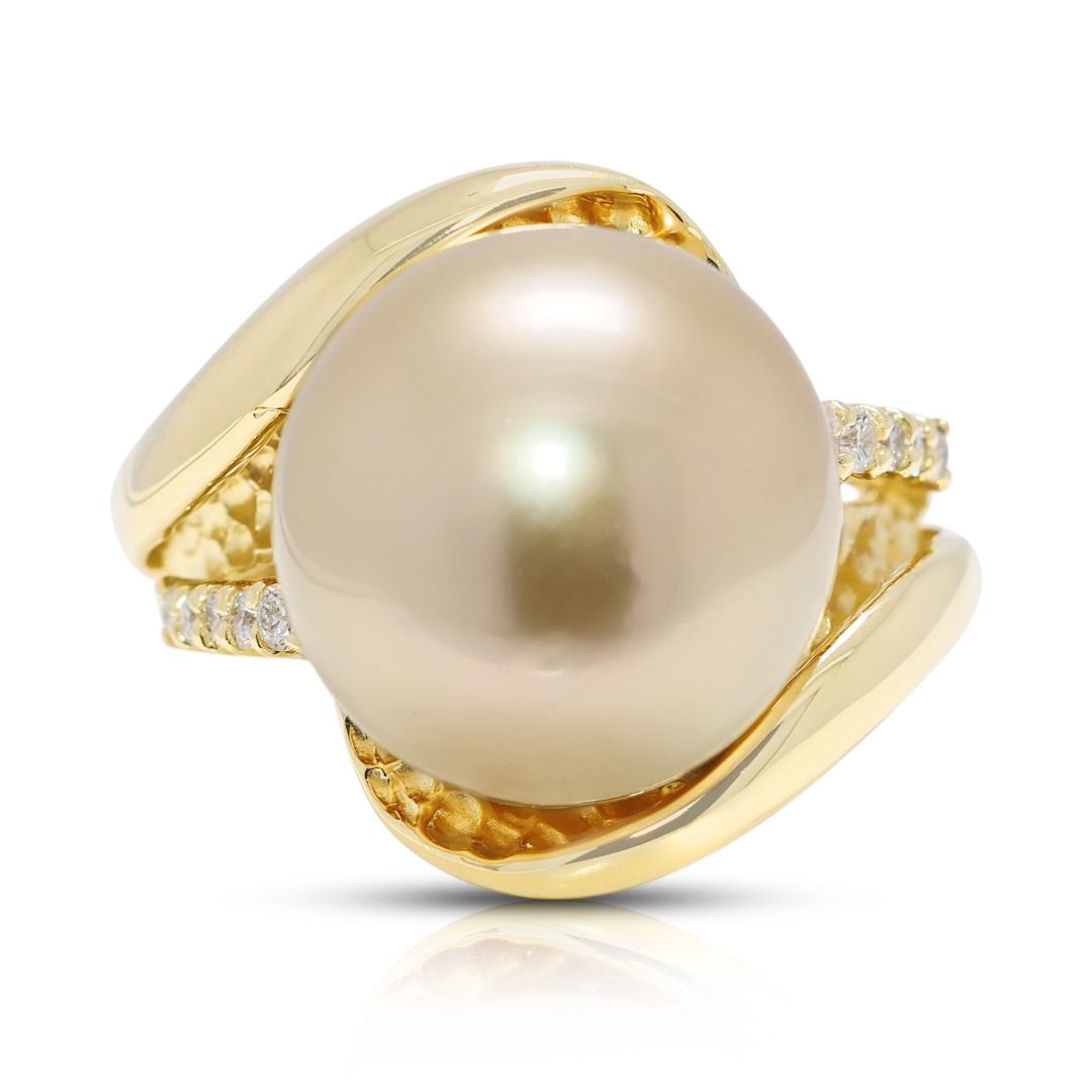 Elegant 15.17ct Lustrous Pearl and Diamond Statement Ring in 18k Yellow Gold - (New and Unworn)
