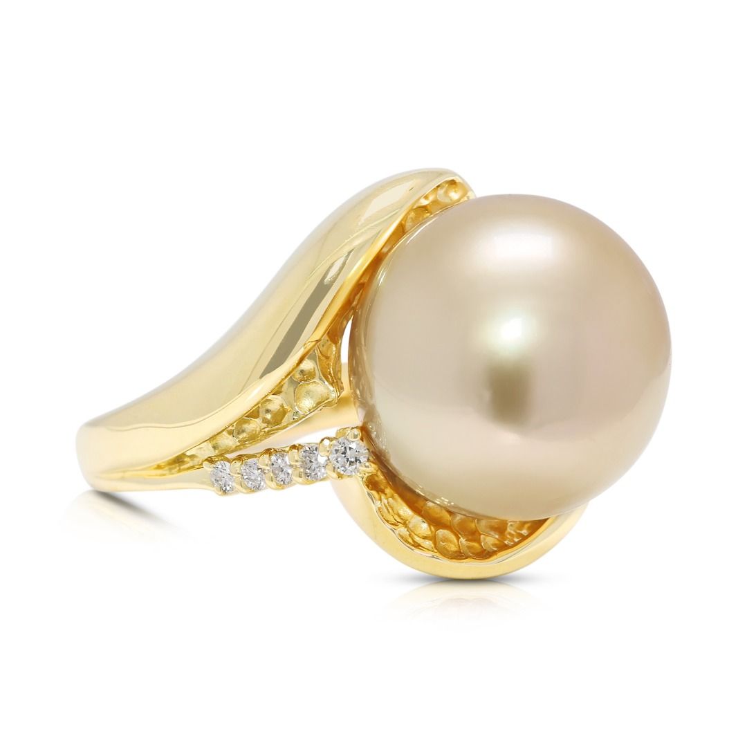 Elegant 15.17ct Lustrous Pearl and Diamond Statement Ring in 18k Yellow Gold - (New and Unworn)