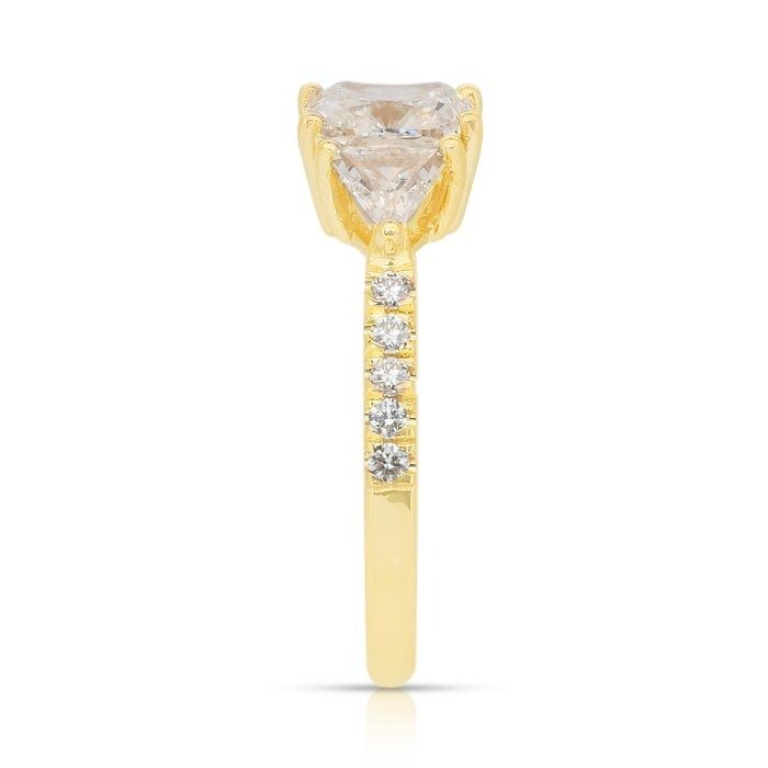 Elegant 2.57ct Diamonds 3-Stone Ring in 18k Yellow Gold - IGI Certified