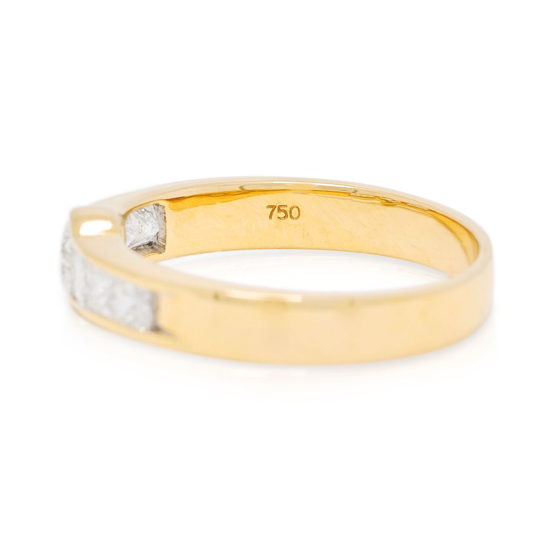 Kräftigender Ring mit 0,64 Karat natürlichen Diamanten im runden und Prinzessschliff, in Zargenfassung, aus 18K Gelbgold