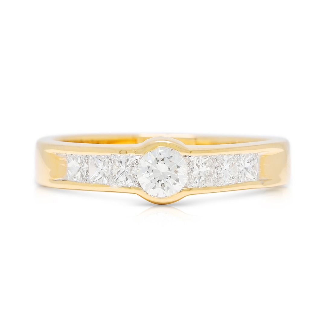 Kräftigender Ring mit 0,64 Karat natürlichen Diamanten im runden und Prinzessschliff, in Zargenfassung, aus 18K Gelbgold