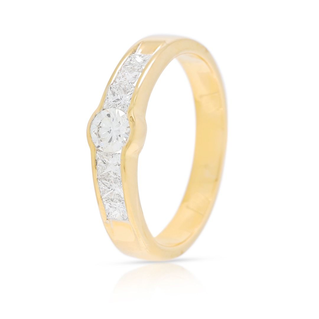 Kräftigender Ring mit 0,64 Karat natürlichen Diamanten im runden und Prinzessschliff, in Zargenfassung, aus 18K Gelbgold