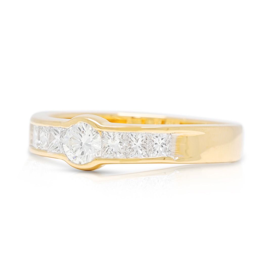 Kräftigender Ring mit 0,64 Karat natürlichen Diamanten im runden und Prinzessschliff, in Zargenfassung, aus 18K Gelbgold