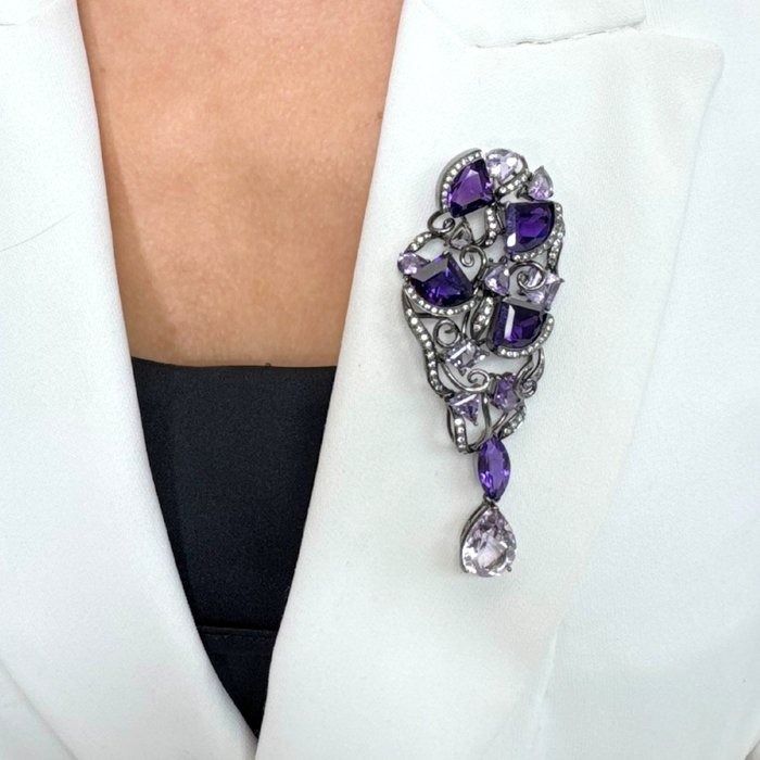 Enchanting 20.19ct Amethysts and Diamonds Brooch in 18k White Gold - IGI Certified