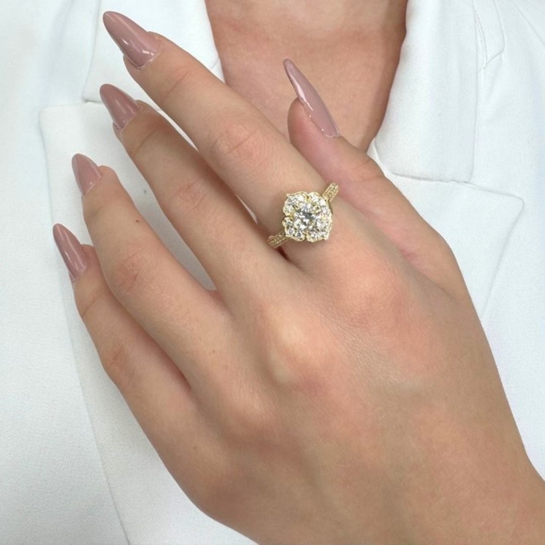 Exquisite 1.31ct Diamonds Halo Ring in 18k Yellow Gold - IGI Certified