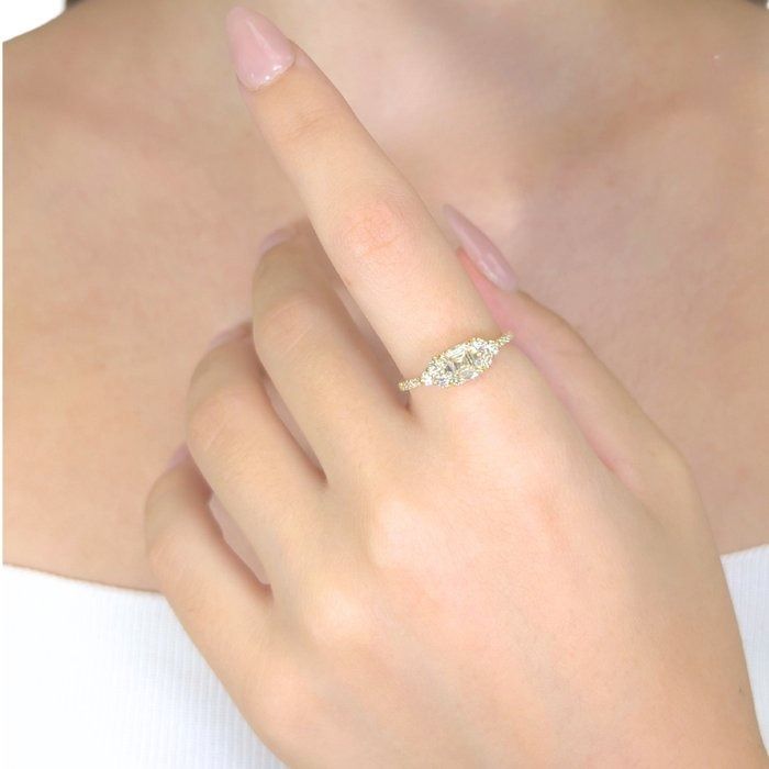 Exquisite 1.36ct Diamonds Ring in 18k Yellow Gold - IGI Certified