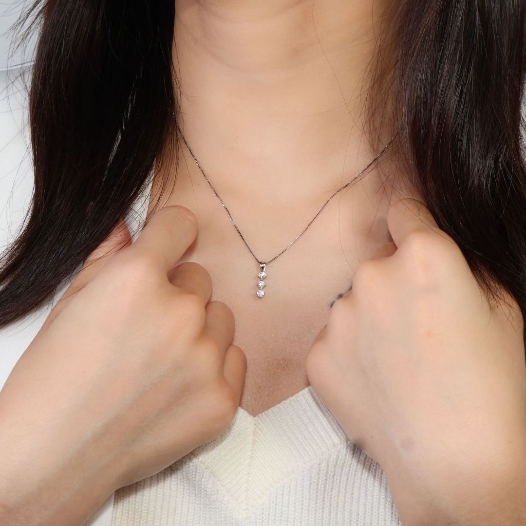 Gorgeous 0.25ct Natural Diamond 3-stone Pendant in 18K White Gold (Chain not Included)