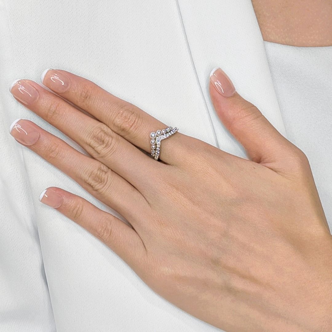 Graceful 0.88ct Natural Diamond & Pearl Chevron 18K White Gold Ring - (Unworn)