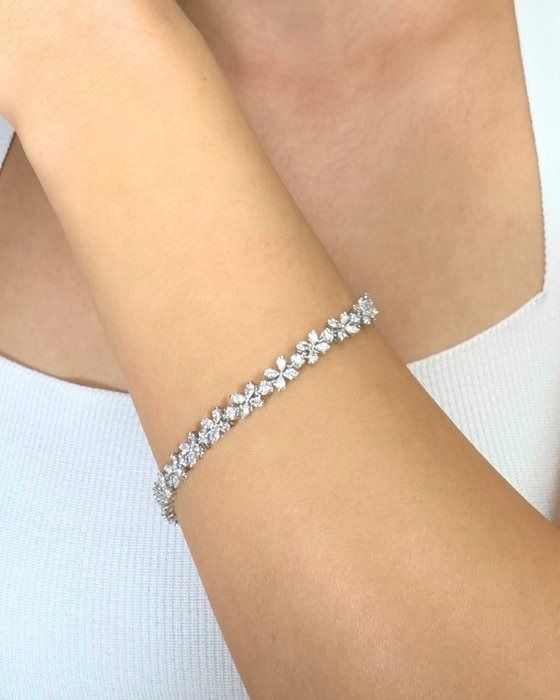 Graceful 4.44ct Diamonds Bracelet in 18k White Gold - IGI Certified