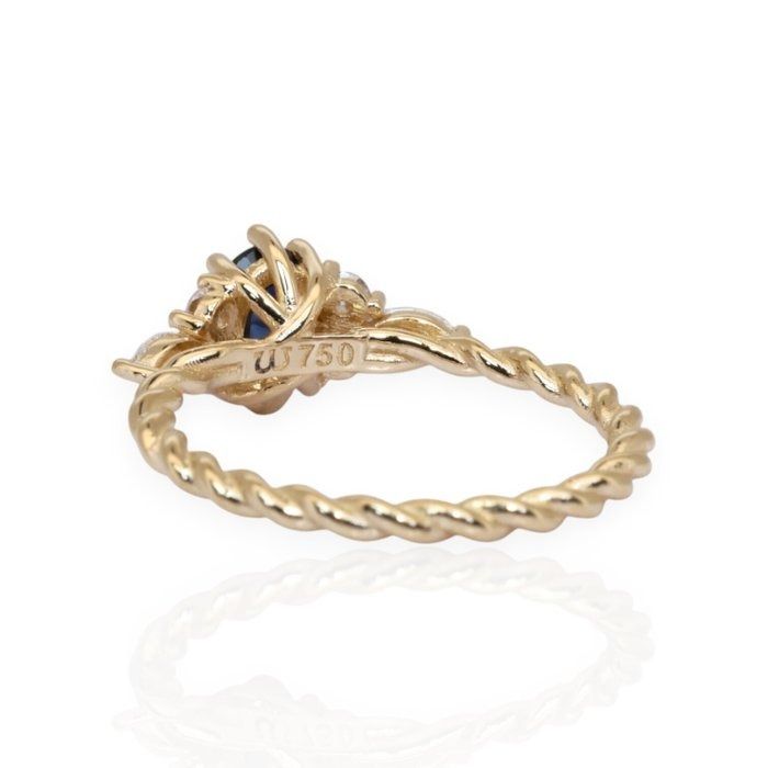 IGI Certified 0.80ct Sapphire and Diamonds Cluster Ring in 18k Yellow Gold