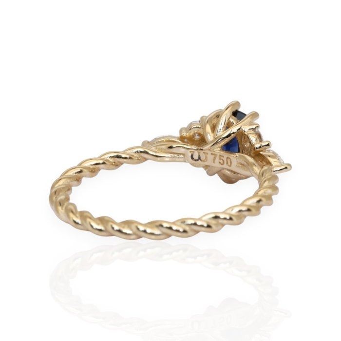 IGI Certified 0.80ct Sapphire and Diamonds Cluster Ring in 18k Yellow Gold