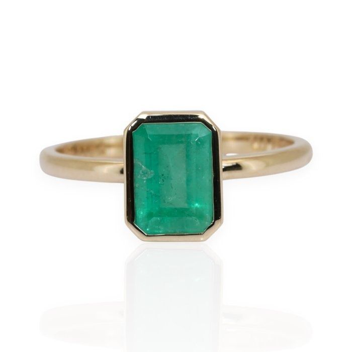 IGI Certified 1.50ct Emerald Solitaire Ring in 18k Yellow Gold
