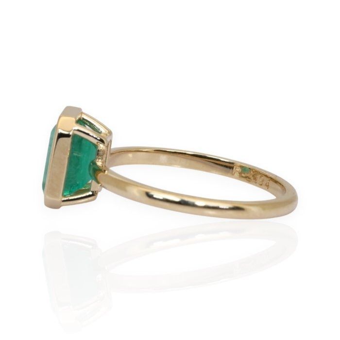 IGI Certified 1.50ct Emerald Solitaire Ring in 18k Yellow Gold