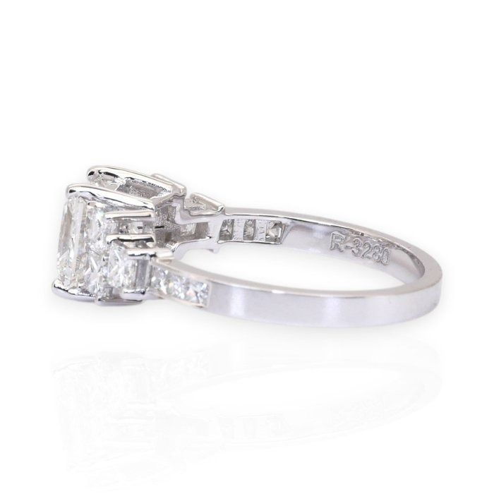 IGI Certified 2.56ct Diamonds Cluster Ring in 18k White Gold