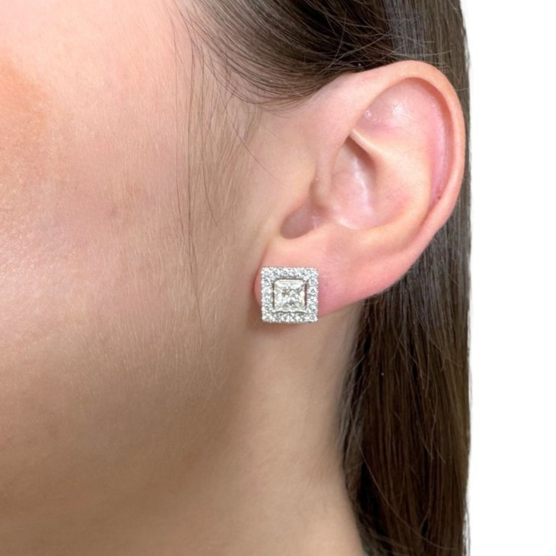IGI Certified 2.69ct Diamonds Stud Earrings in 18k White Gold