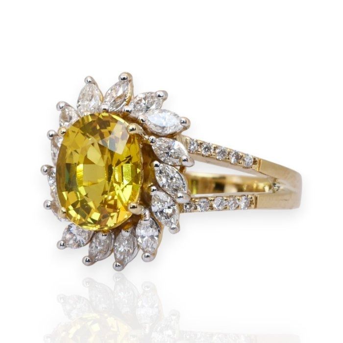 IGI Certified 3.94ct Sapphire and Diamonds Cluster Ring in 18k Yellow Gold
