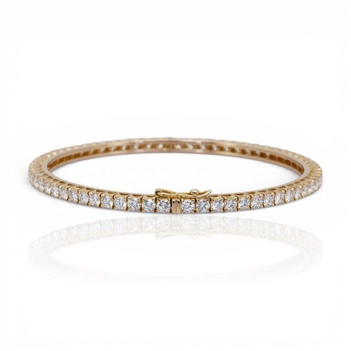 IGI Certified 8.08ct Diamonds Bangle in 18k Yellow Gold