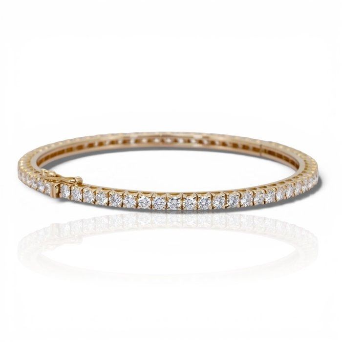 IGI Certified 8.12ct Diamonds Bangle in 18k Yellow Gold