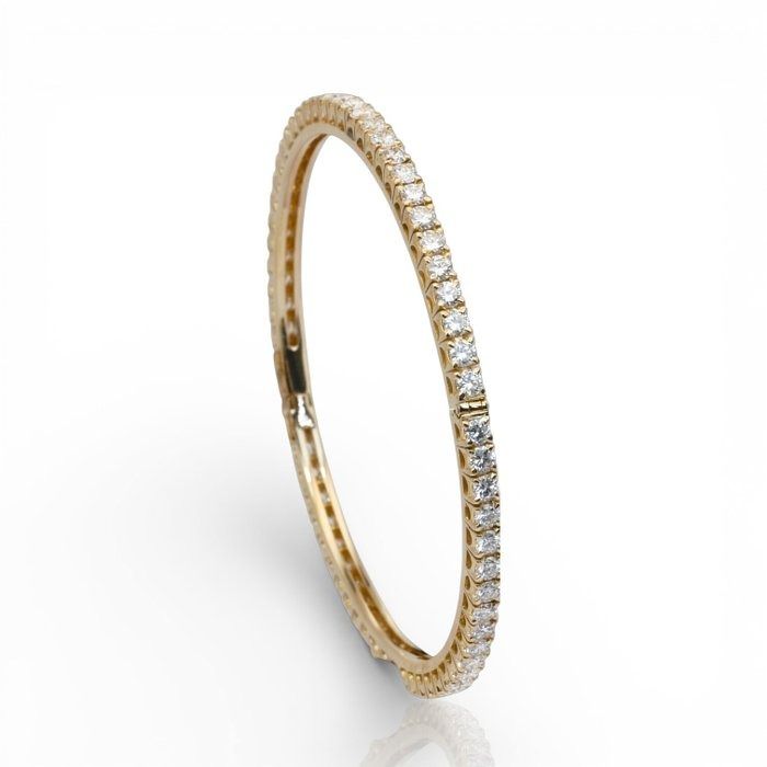 IGI Certified 8.12ct Diamonds Bangle in 18k Yellow Gold