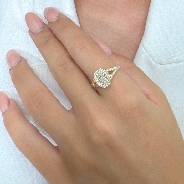 Luxurious 1.10ct Diamonds Halo Ring in 18k Yellow Gold - IGI Certified