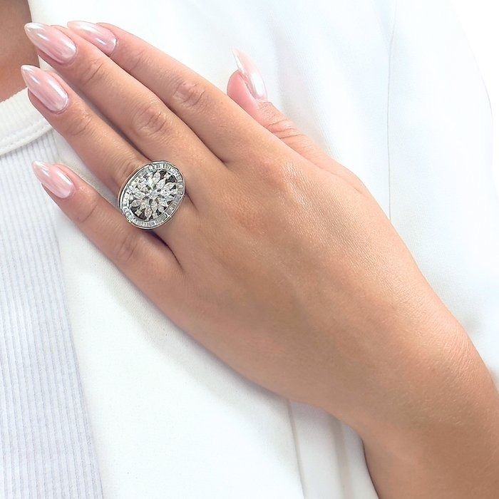 Luxurious 2.46ct Diamonds Cocktail Ring in 18k White Gold - IGI Certified