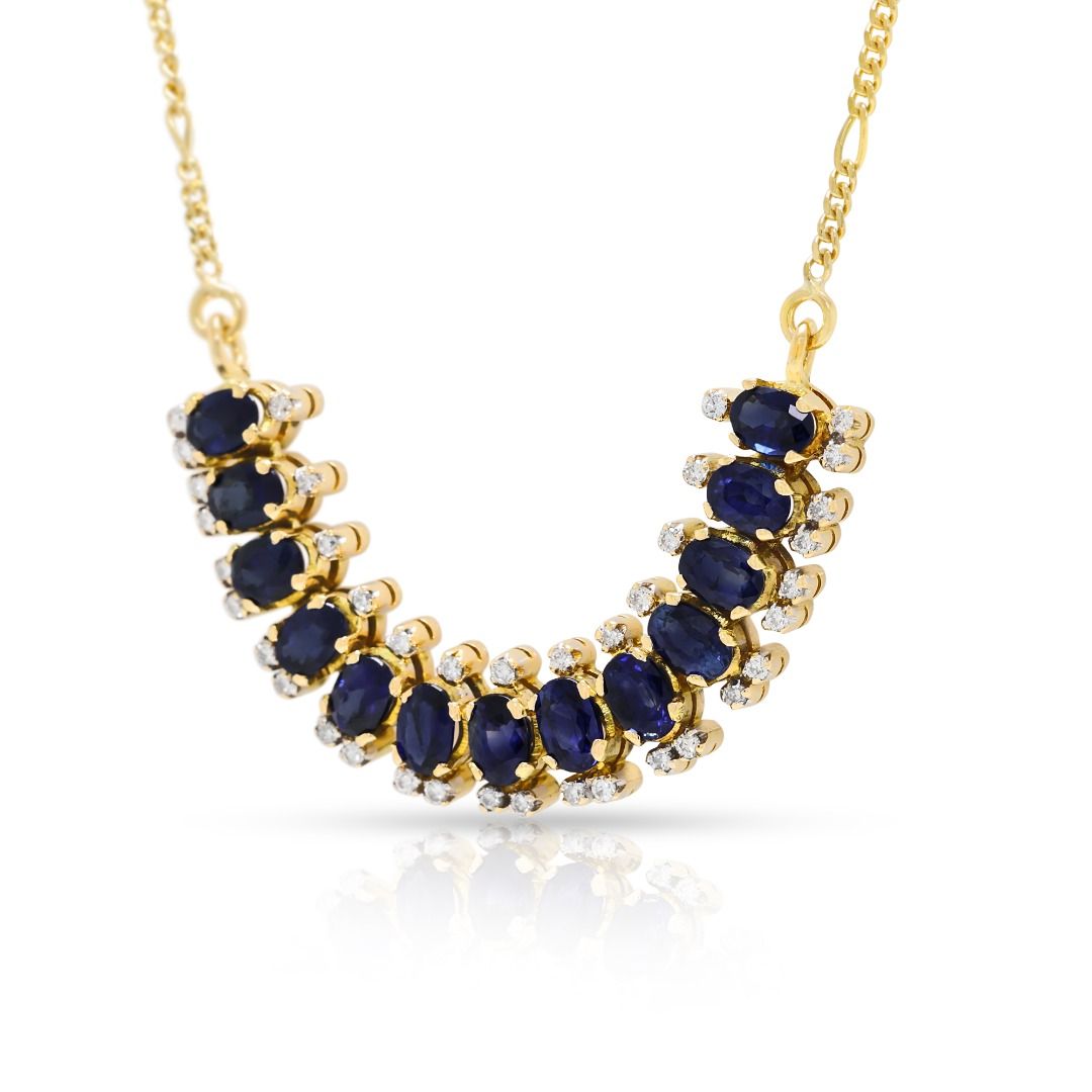 Luxuriöse 2,6 Karat Blauer Saphir Halskette akzentuiert mit 0,20 Karat Diamanten in 18 Karat Gelbgold