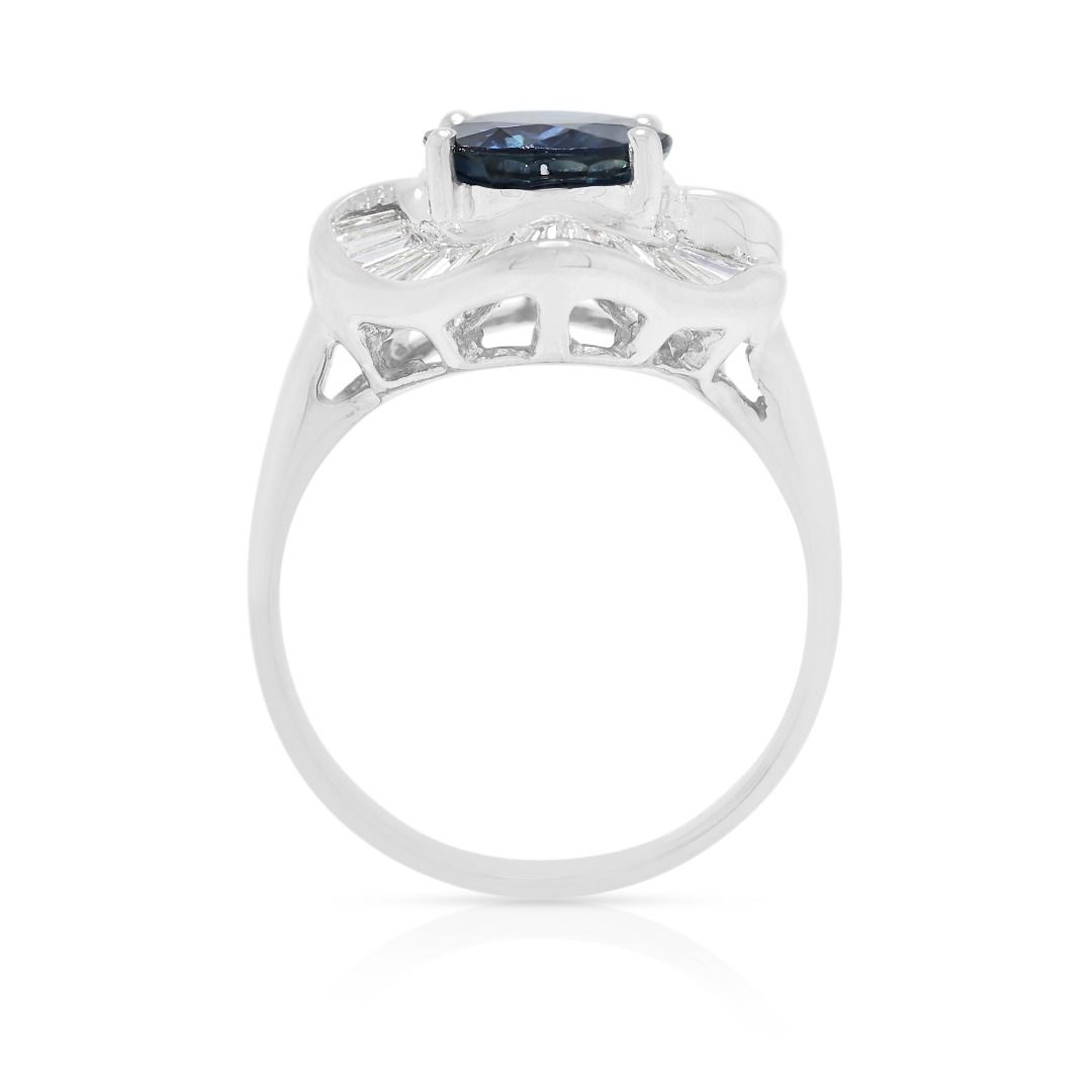 Luxuriöser Ring aus 18K Weißgold mit einem 2,8 Karat Blauen Saphir und einem 0,33 Karat Halo aus Diamanten im Tapered-Schliff