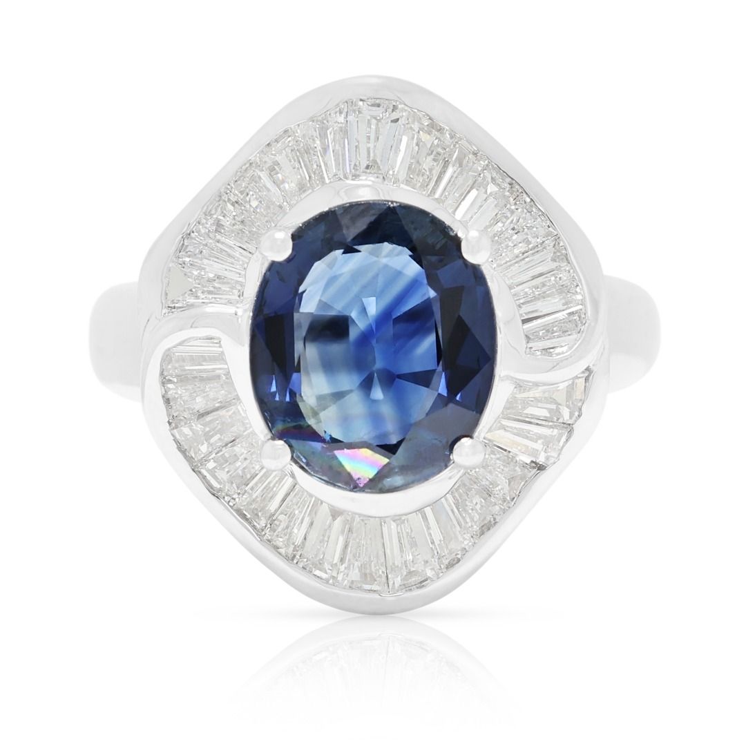 Luxuriöser Ring aus 18K Weißgold mit einem 2,8 Karat Blauen Saphir und einem 0,33 Karat Halo aus Diamanten im Tapered-Schliff