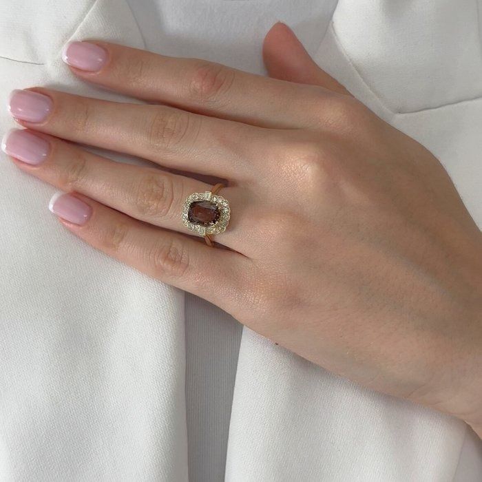 Luxurious 3.53ct Garnet and Diamonds Cluster Ring in 14k Yellow Gold - GIA Certified