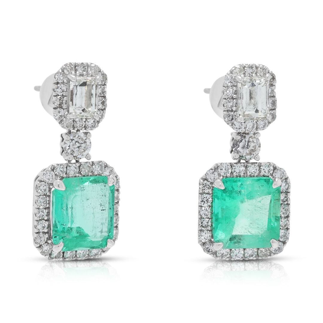 Luxuriöse 4,06 ct Smaragd- und 1,78 ct Naturdiamant-Halo-Ohrhänger in Platin