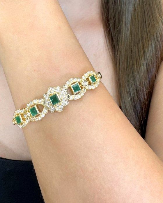 Magnificent 3.62ct Emeralds and Diamonds Bracelet in 18k Yellow Gold - IGI Certified