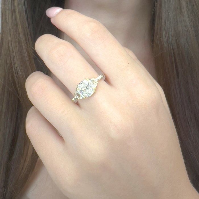 Radiant 2.15ct Diamonds 3-Stone Ring in 18k Yellow Gold - IGI Certified